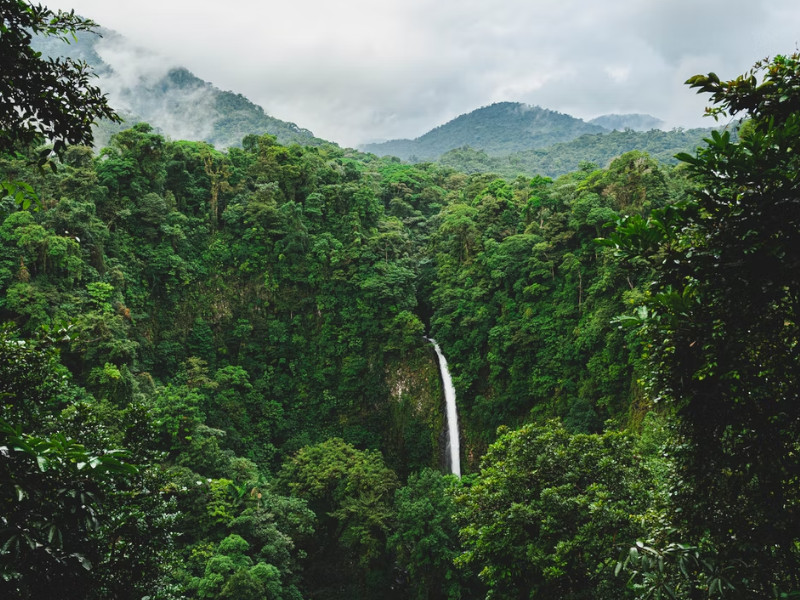 Une cascade au Costa Rica