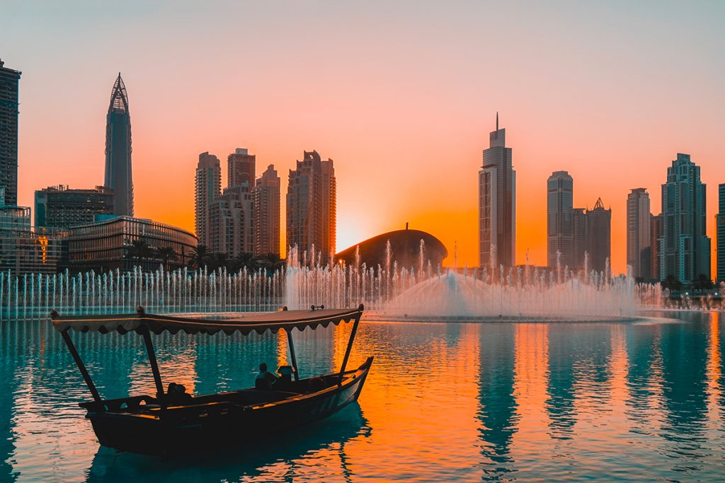 Spectacle de fontaines au coucher du soleil à Dubaï