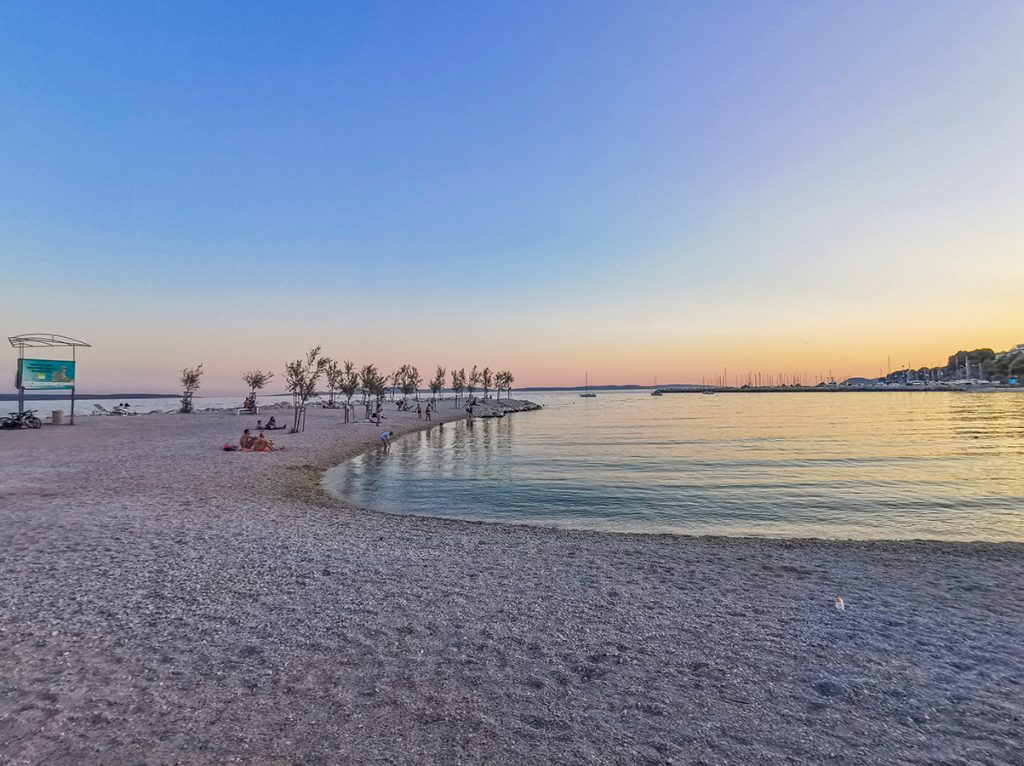 La plage de Trstenik au coucher du soleil à Split