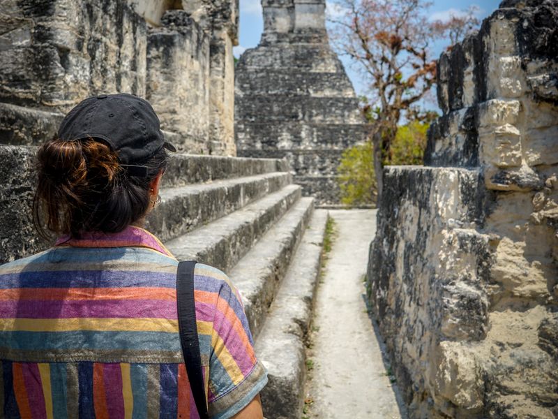 Une fille marchant sur les ruines mayas.