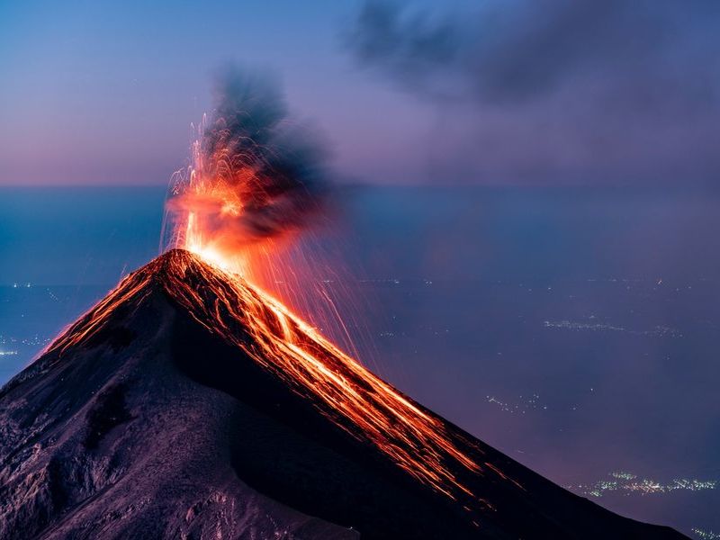 Un volcan qui explose au Guatemala.
