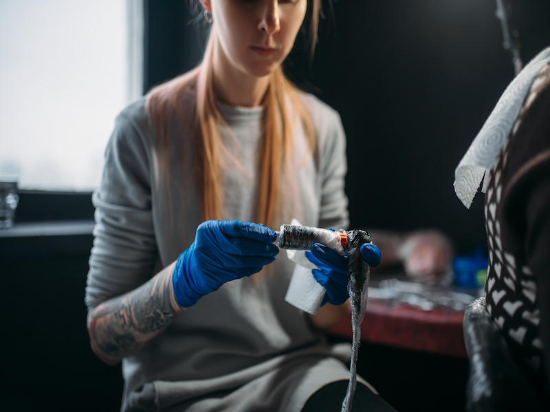 artiste féminine dans un studio de tatouage