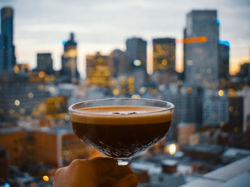 Un espresso martini dans un bar sur le toit de Melbourne.