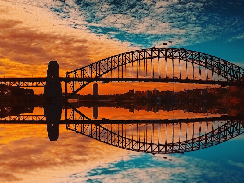 Coucher de soleil devant le pont du port de Sydney