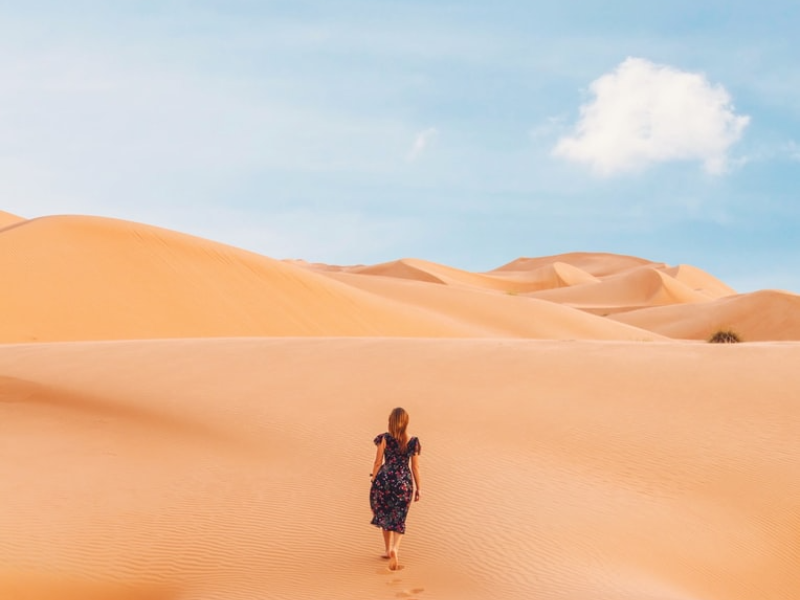 Une femme marche dans le désert