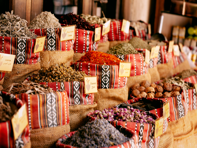 Grand choix d'épices sur un marché de Dubaï.