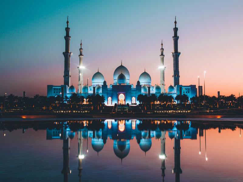 Une mosquée à Dubaï éclairée en bleu la nuit