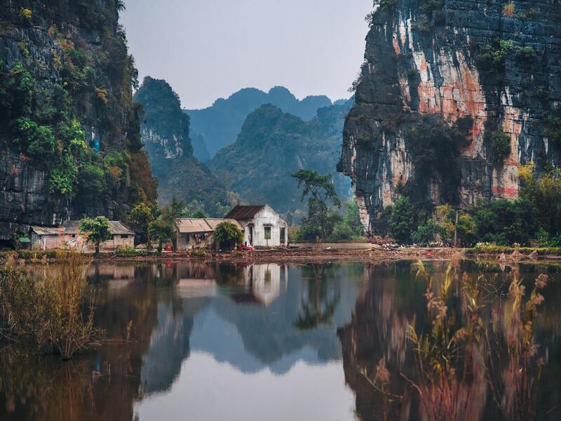 maison blanche entre deux falaises au Vietnam