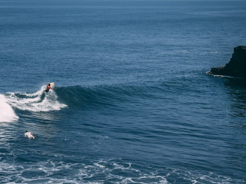 Un surfeur à Bali