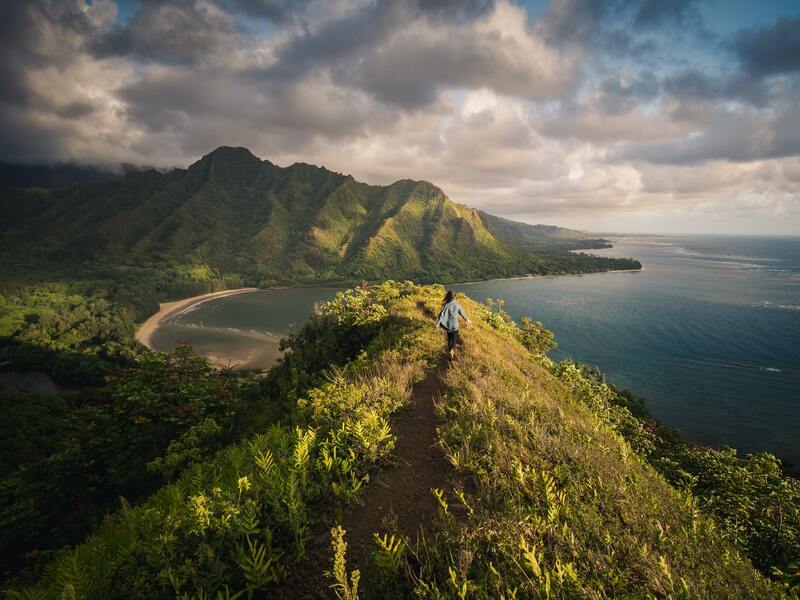 Femme en randonnée le long d'une montagne à Hawaï