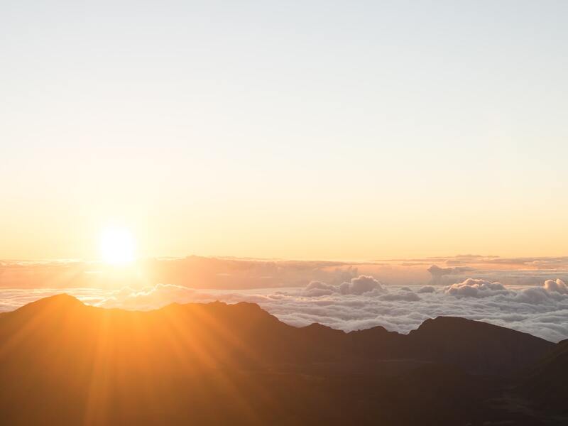Soleil se couchant derrière les montagnes à Hawaii