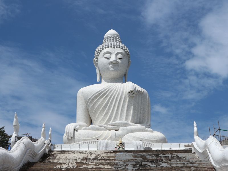 Cette image montre un énorme bouddha blanc sur un ciel bleu clair. Big Buddha est un excellent complément à votre itinéraire de 5 jours à Phuket.