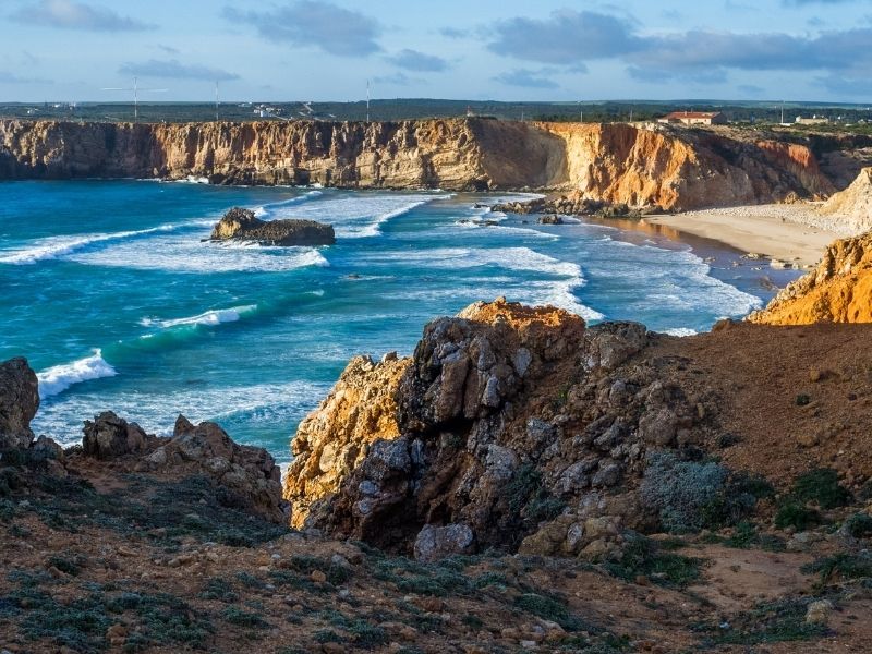 Sagres est l'une des villes les moins visitées de l'Algarve, au Portugal, mais Praia do Martinhal est parfaite pour les débutants qui souhaitent apprendre le surf. 