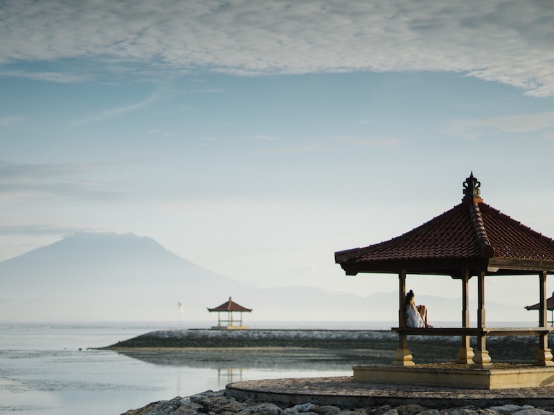 Pergola traditionnelle balinaise sur le rivage avec le Mt Agung en arrière-plan.