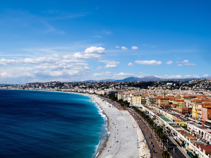 Nice est une ville relativement petite et polie, avec de nombreux paysages attrayants, des restaurants de grande classe et une histoire artistique intéressante. 