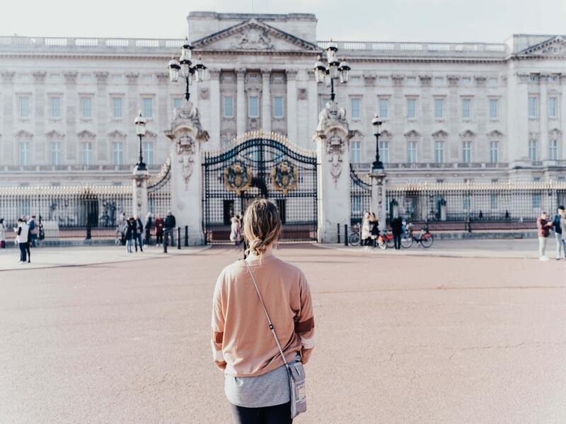 Une fille devant le palais de Buckingham.