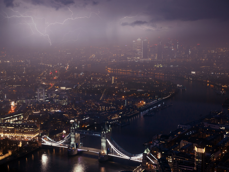 Tower bridge de nuit par mauvais temps. Temps pluvieux à Londres.