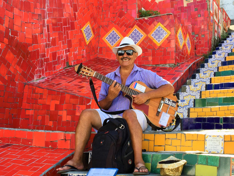 Homme jouant de la guitare à Rio