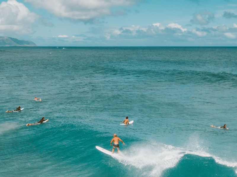 Un groupe de surfeurs attend pour prendre des vagues. La Punta est l'une des meilleures plages de surf au Mexique pour les débutants.
