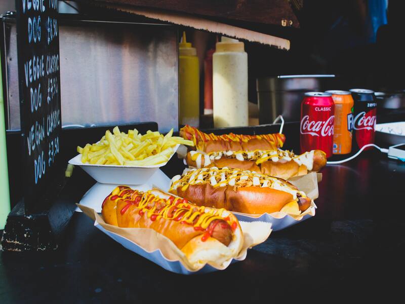 La culture alimentaire américaine inclut les hot-dogs