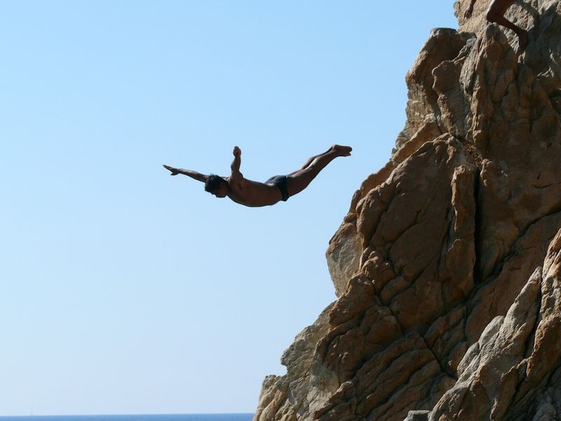 Acapulco vaut-il la peine d'être visité ? Oui. Cette image montre un célèbre plongeur de falaise à mi-saut depuis les falaises de La Quebrada.