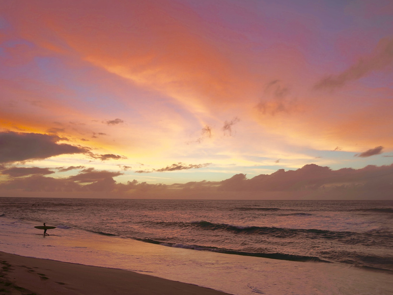 Une plage à Hawaii au coucher du soleil