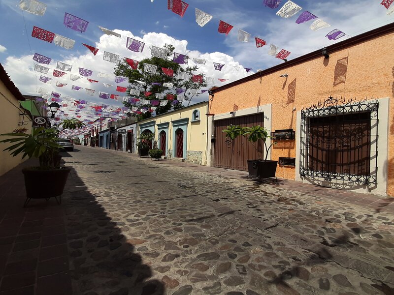 Bâtiments colorés dans une rue de Oaxaca.