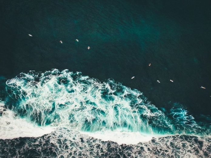 Surf mousseux sur une vue aérienne de l'océan. Les meilleurs spots de snorkeling de Lanai sont nombreux et les visiteurs n'auront que l'embarras du choix.