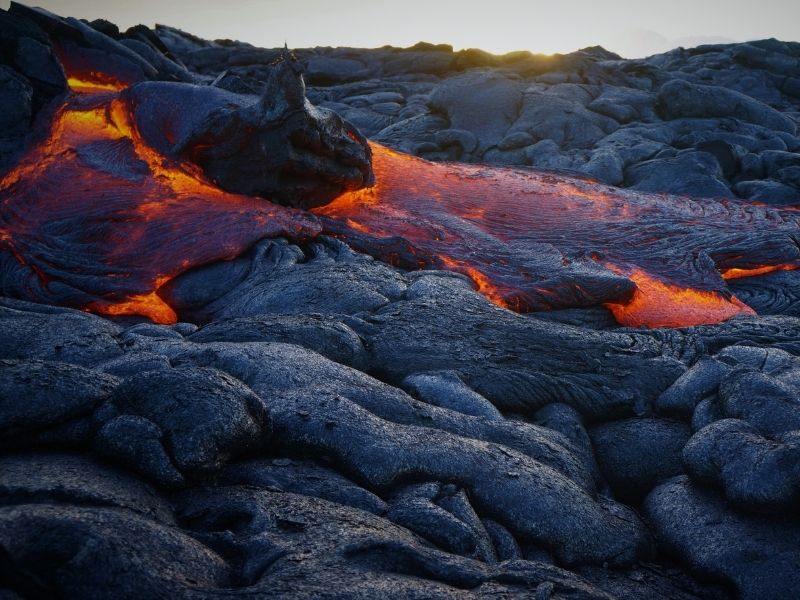 Visiter des volcans vivants est une activité de la liste des choses à faire à Hawaï.
