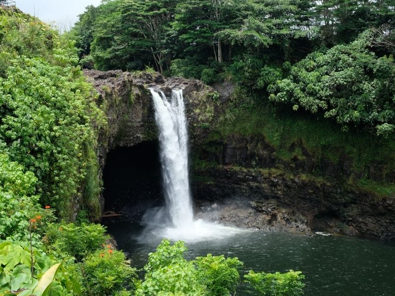 Visitez les chutes de Rainbow Falls lors de votre dernier jour à Hawaii.