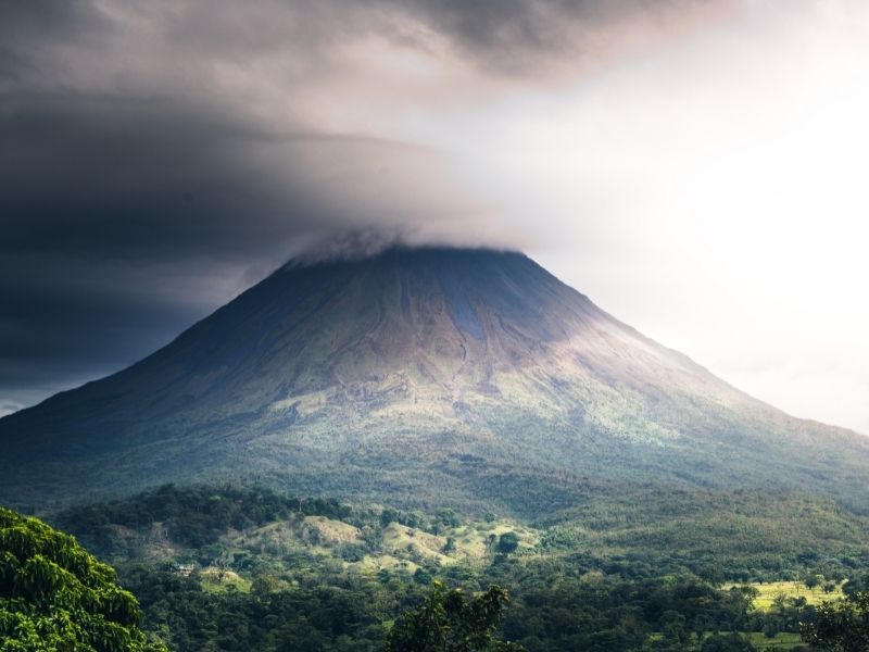 Des nuages recouvrent régulièrement le sommet du volcan Arenal. 