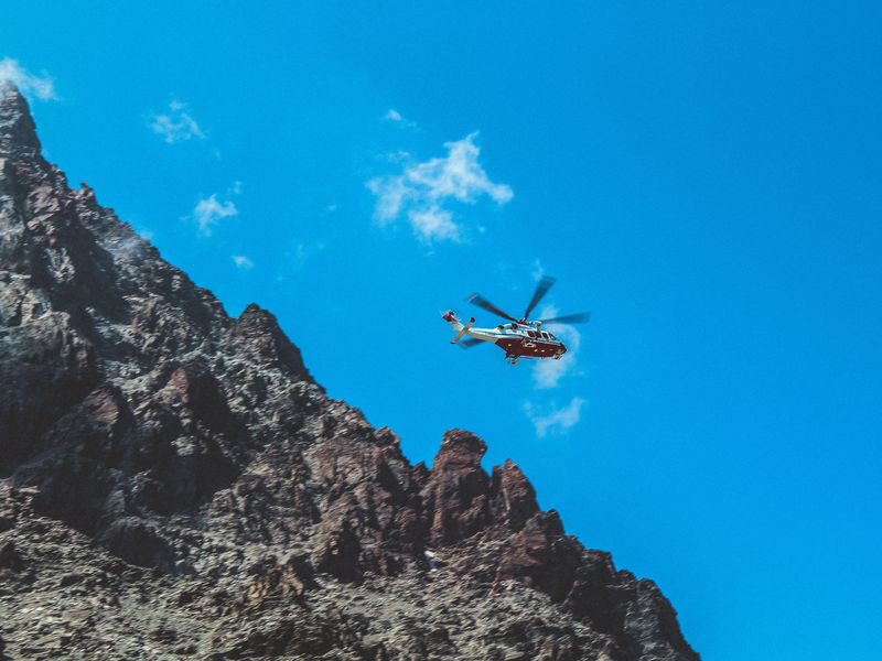 Vous devez vous préparer à votre randonnée au Slieve Donard pour éviter les accidents. Cette image montre un hélicoptère de secours en montagne sur fond de ciel bleu.