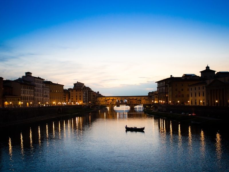 le 5e jour, regardez Florence différemment en faisant une promenade en bateau sur l'Arno. 