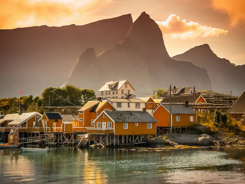 Un village norvégien contre les montagnes du Fjord. Rognan est l'un des endroits les plus chauds de Norvège.