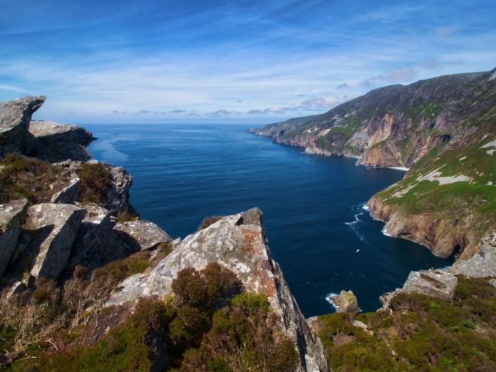 Un haut point d'observation côtier surplombant la mer.