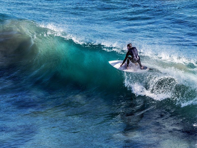 Un surfeur attrape une vague.