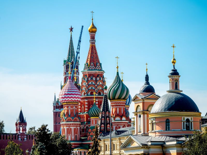 temple russe avec des toits en spirale et des flèches multicolores.