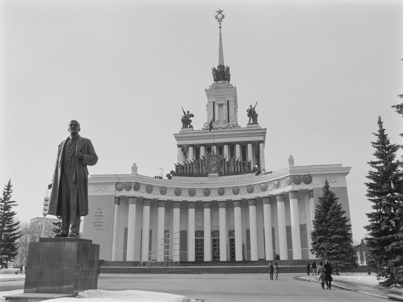 Une statue de Lénine devant le pavillon central de l'Exposition des réalisations de l'économie nationale (VDNKh), connue plus tard sous le nom de Centre d'exposition de toute la Russie, dans le district Ostankinsky de Moscou, 1988.