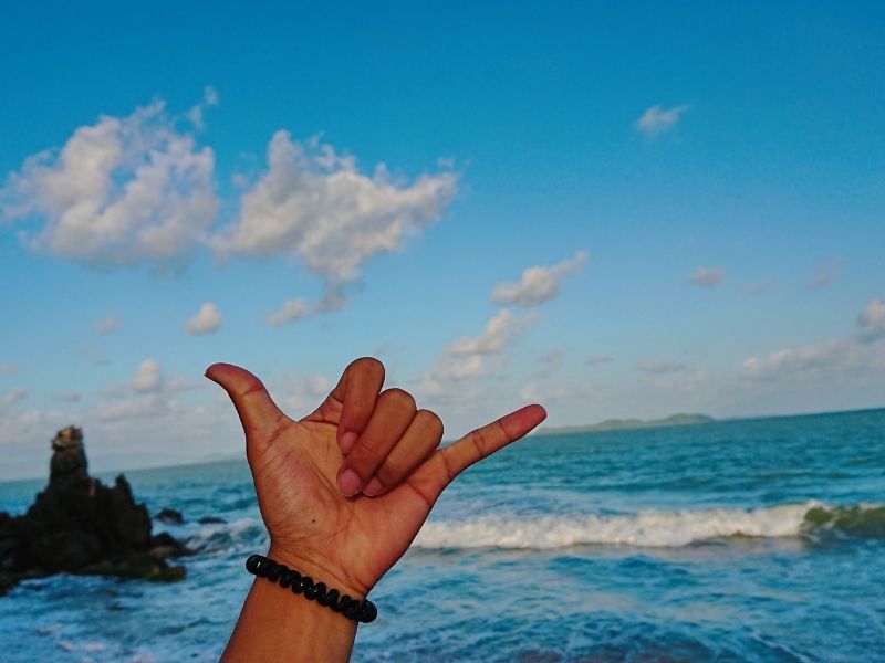 signe de la main shaka hawaïen