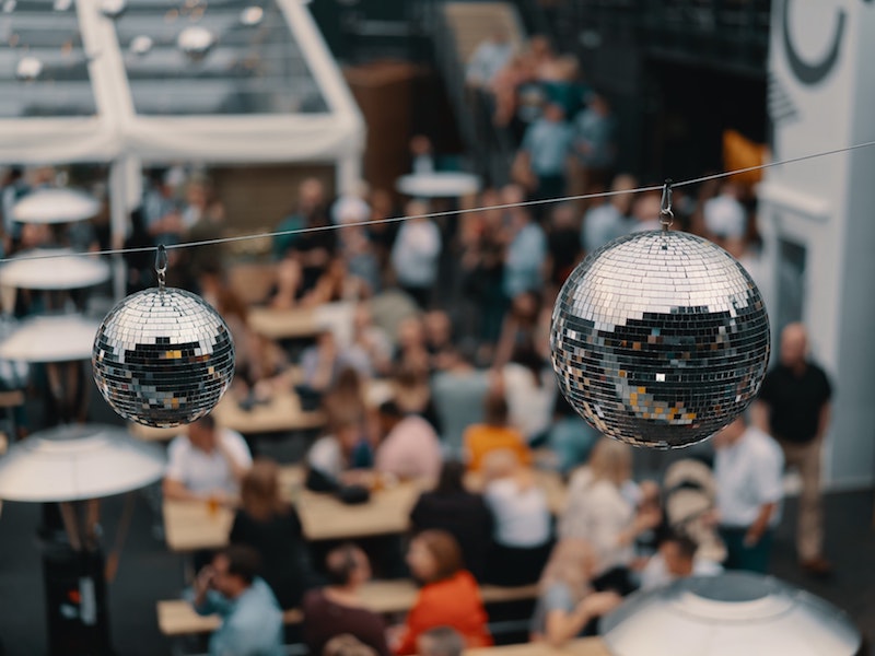 Une fête à Newcastle avec des boules disco.