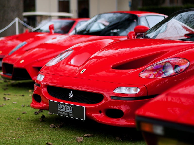 Une rangée de Ferrari rouges