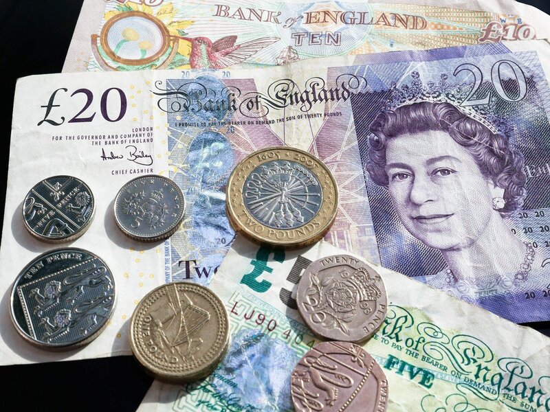 Billets de banque et pièces de monnaie anglais.