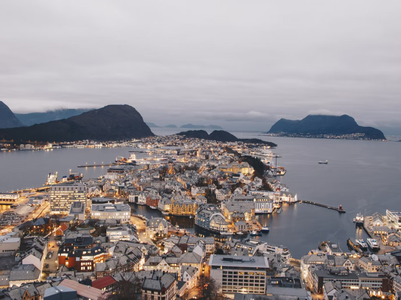 Une ville norvégienne la nuit