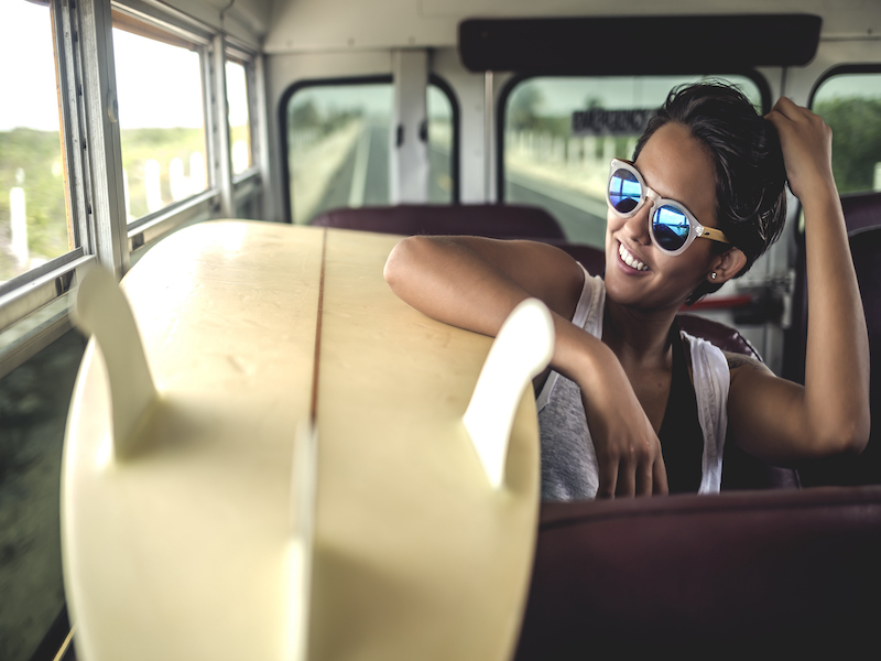 fille avec planche dans un bus