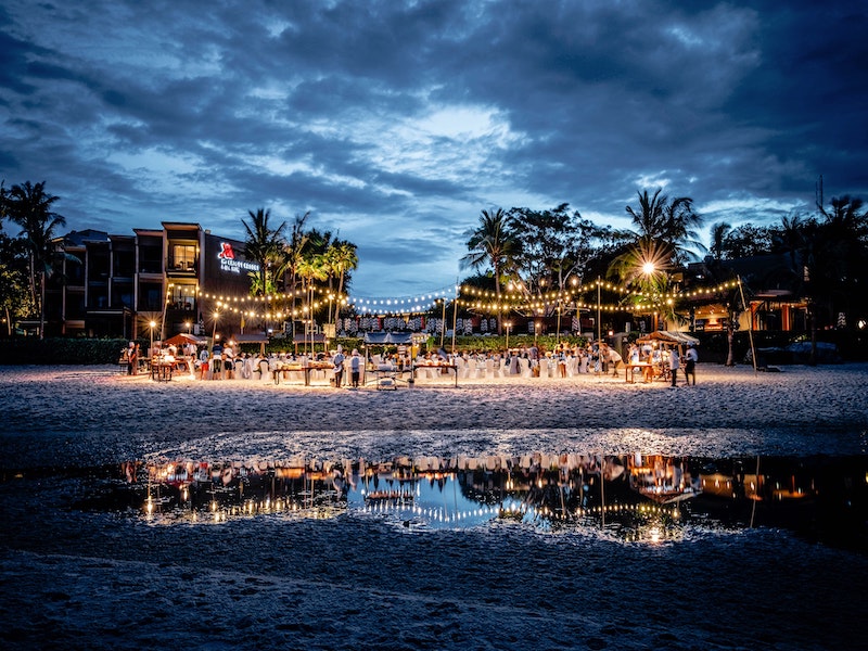 lumières pour le dîner sur la plage