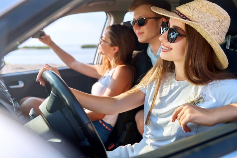 Louer une voiture en vacances entre amis : qui désigner comme conducteur ?