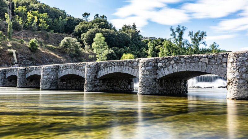 Choisir le camping idéal en Ardèche : piscine et bord de rivière pour la pêche