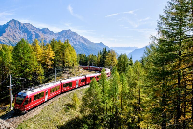découvrez tout sur les trains, leur fonctionnement, leur histoire et leur importance dans le transport ferroviaire.
