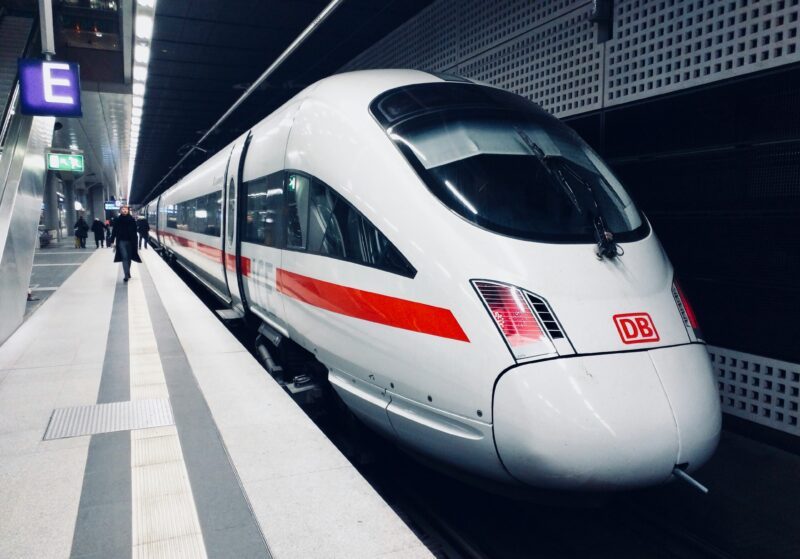 service de suivi des trains en temps réel pour connaître leur position et leur statut actuel.