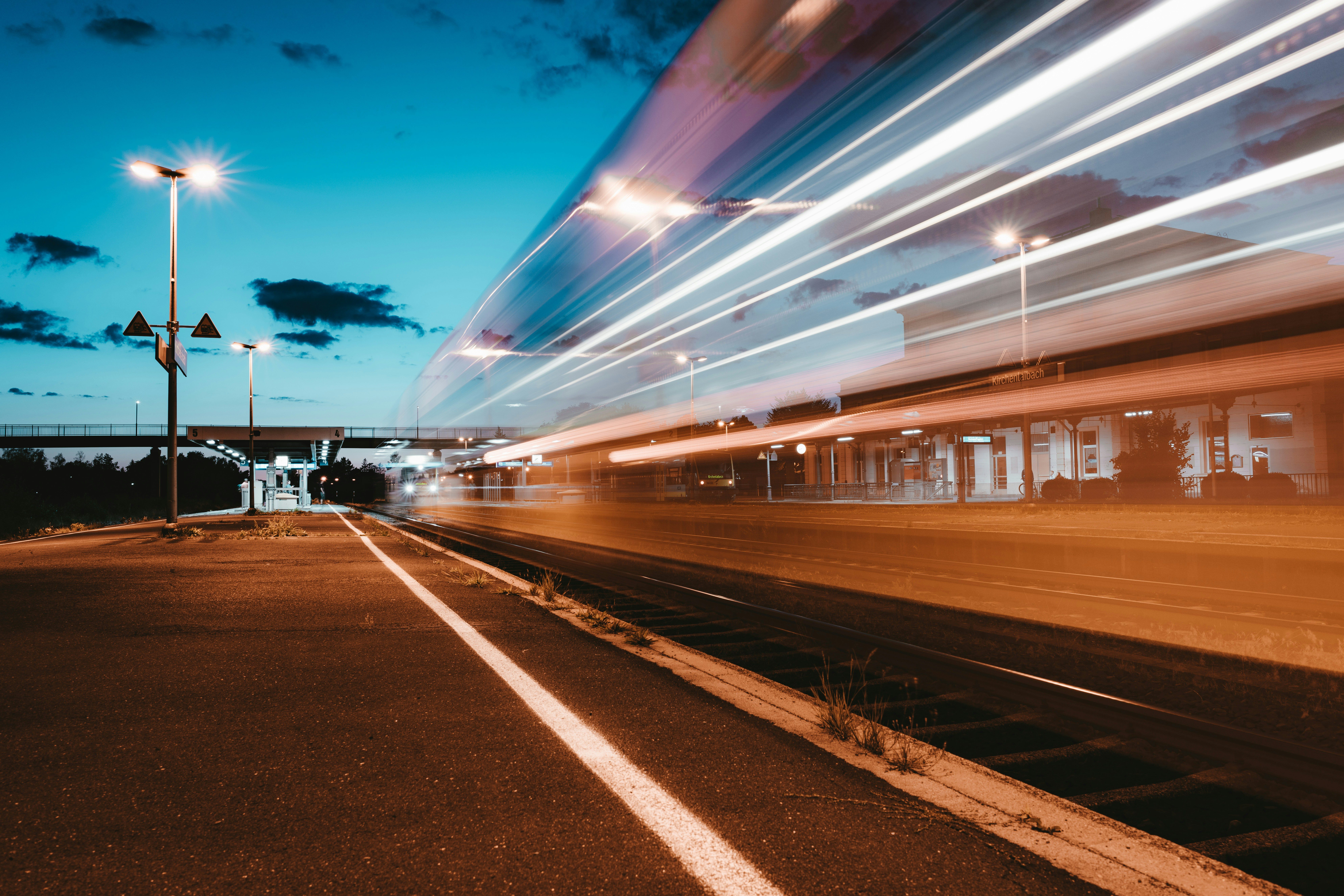 découvrez tout ce qu'il faut savoir sur les trains, des voyages pittoresques aux dernières innovations en matière de transport ferroviaire.